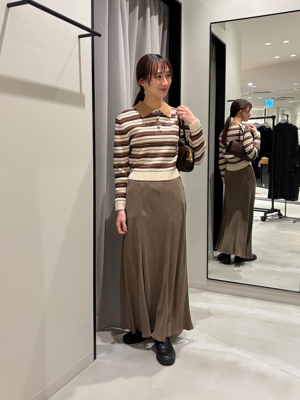 その他のニット/セーター、ブルー系のステンカラーコート、ブラウン系のスカートを着用したレディースの冬コーディネートの3枚目の写真