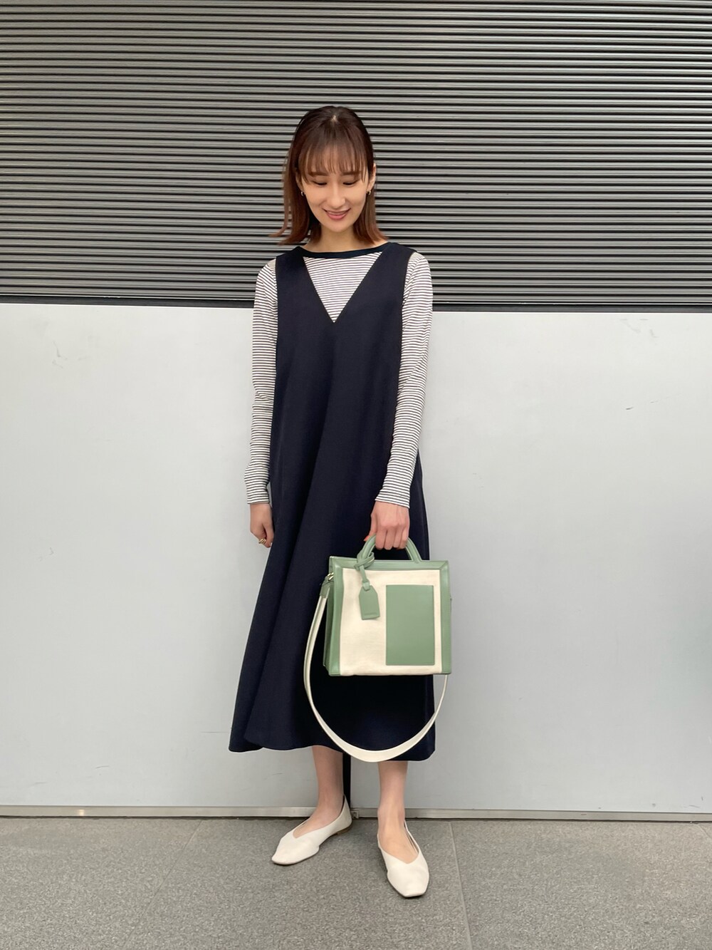 ブルー系のワンピース、ブルー系のカーディガン/ボレロ、グリーン系のトートバッグを着用したレディースの冬コーディネートの2枚目の写真