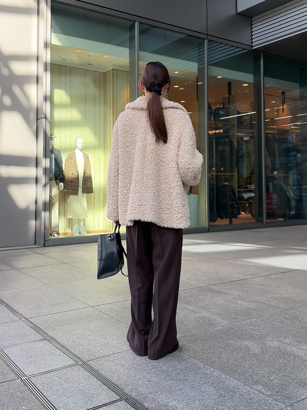 ホワイト系のその他アウター、イエロー系のカーディガン/ボレロ、ブラウン系のその他パンツを着用したレディースの冬コーディネートの3枚目の写真