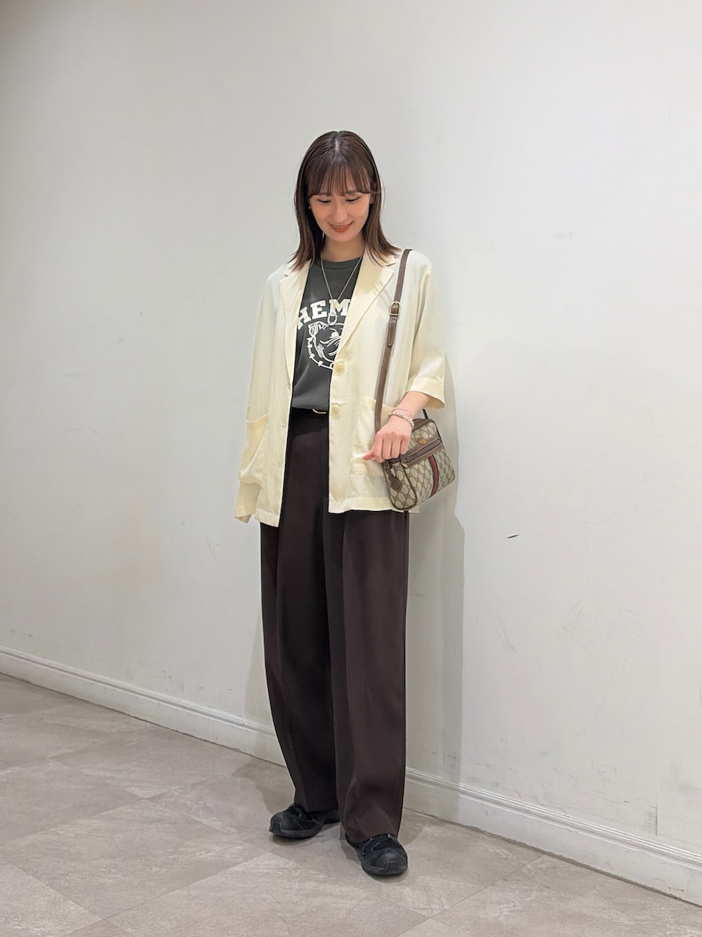 グレー系のTシャツ/カットソー、ブラウン系のその他パンツ、ホワイト系のその他アウターを着用したレディースの夏コーディネートの2枚目の写真