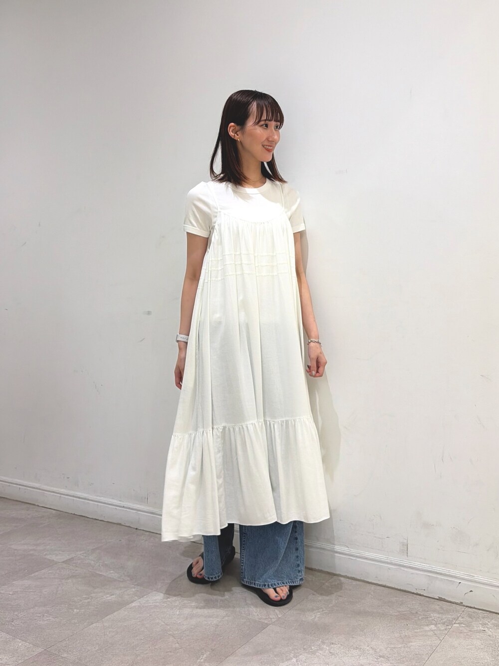 ベージュ系のその他アウター、ホワイト系のTシャツ/カットソー、ホワイト系のワンピースを着用したレディースの夏コーディネートの3枚目の写真