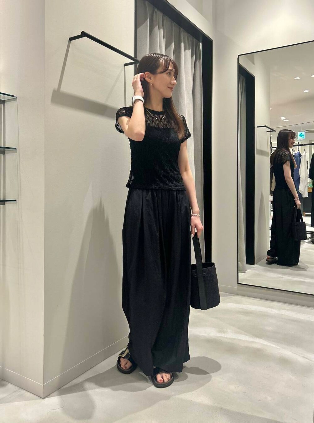 ブラック系のその他パンツ、ブラック系のかごバッグ、ブラック系のサンダルを着用したレディースの夏コーディネートの3枚目の写真