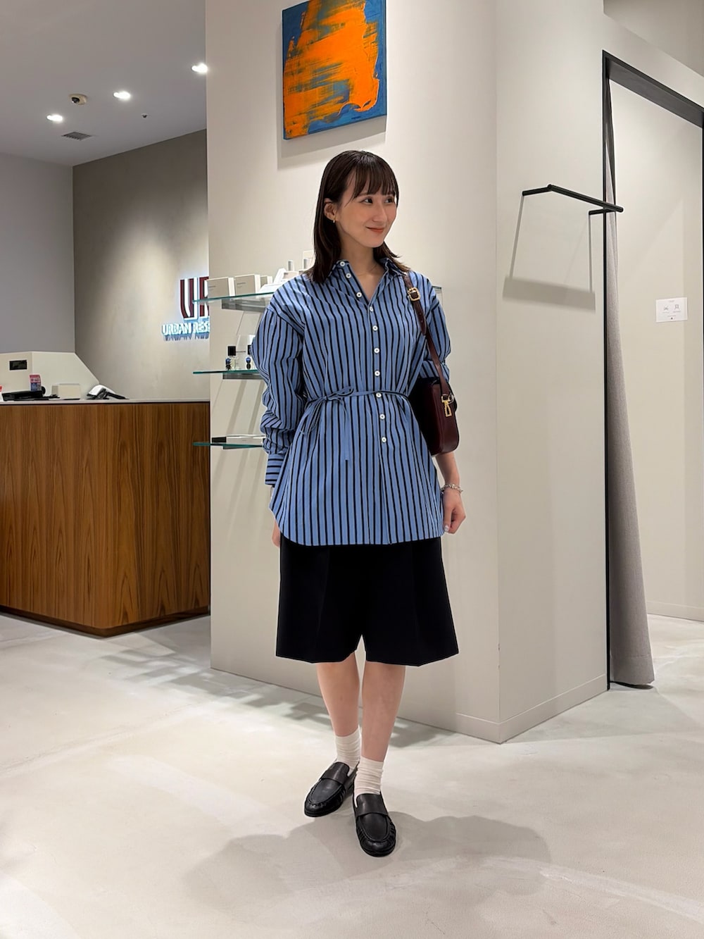 その他のシャツ/ブラウス、レッド系のショルダーバッグ、ブラック系のその他パンツを着用したレディースの秋コーディネートの2枚目の写真