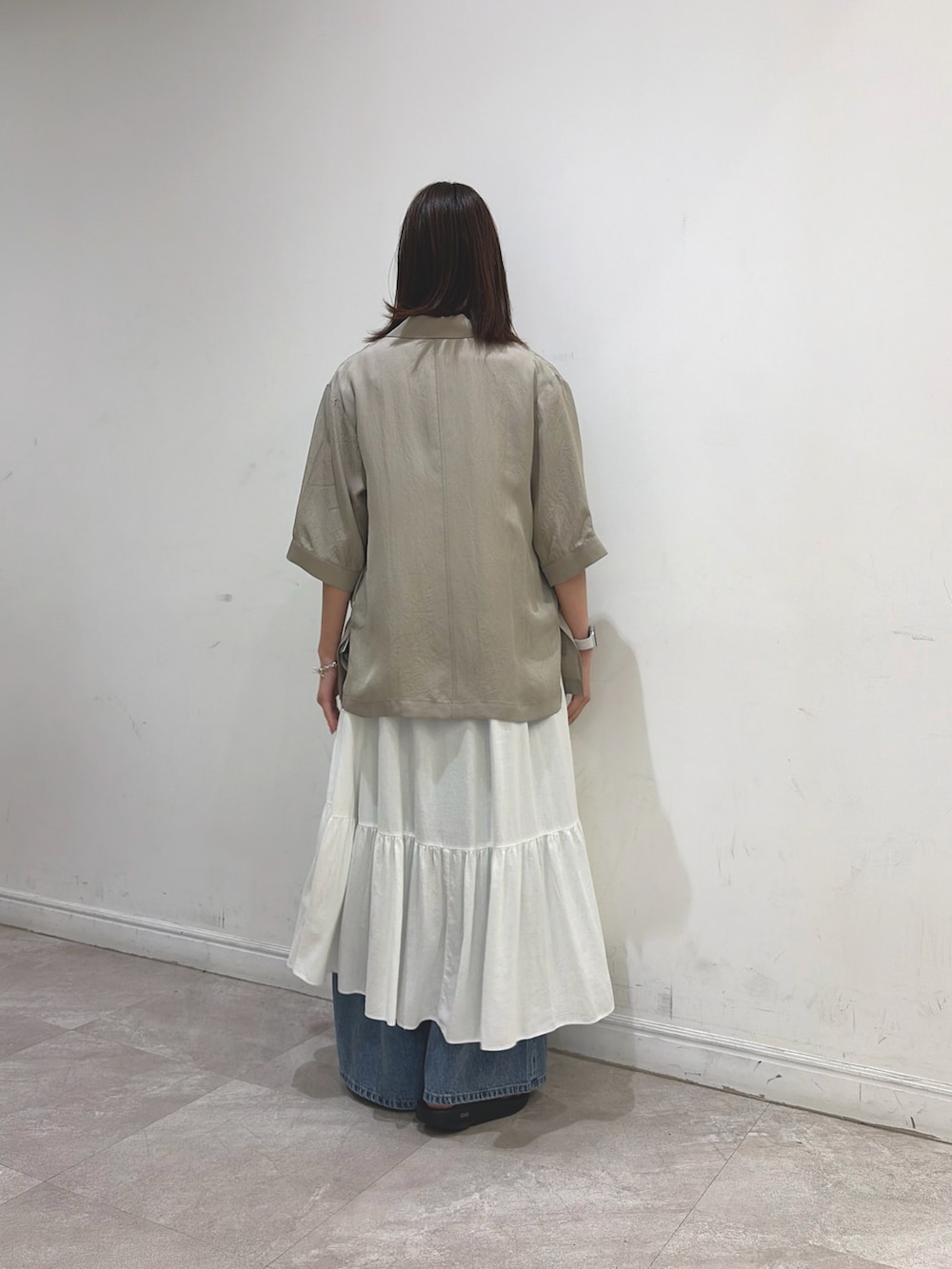 ベージュ系のその他アウター、ホワイト系のTシャツ/カットソー、ホワイト系のワンピースを着用したレディースの夏コーディネートの2枚目の写真