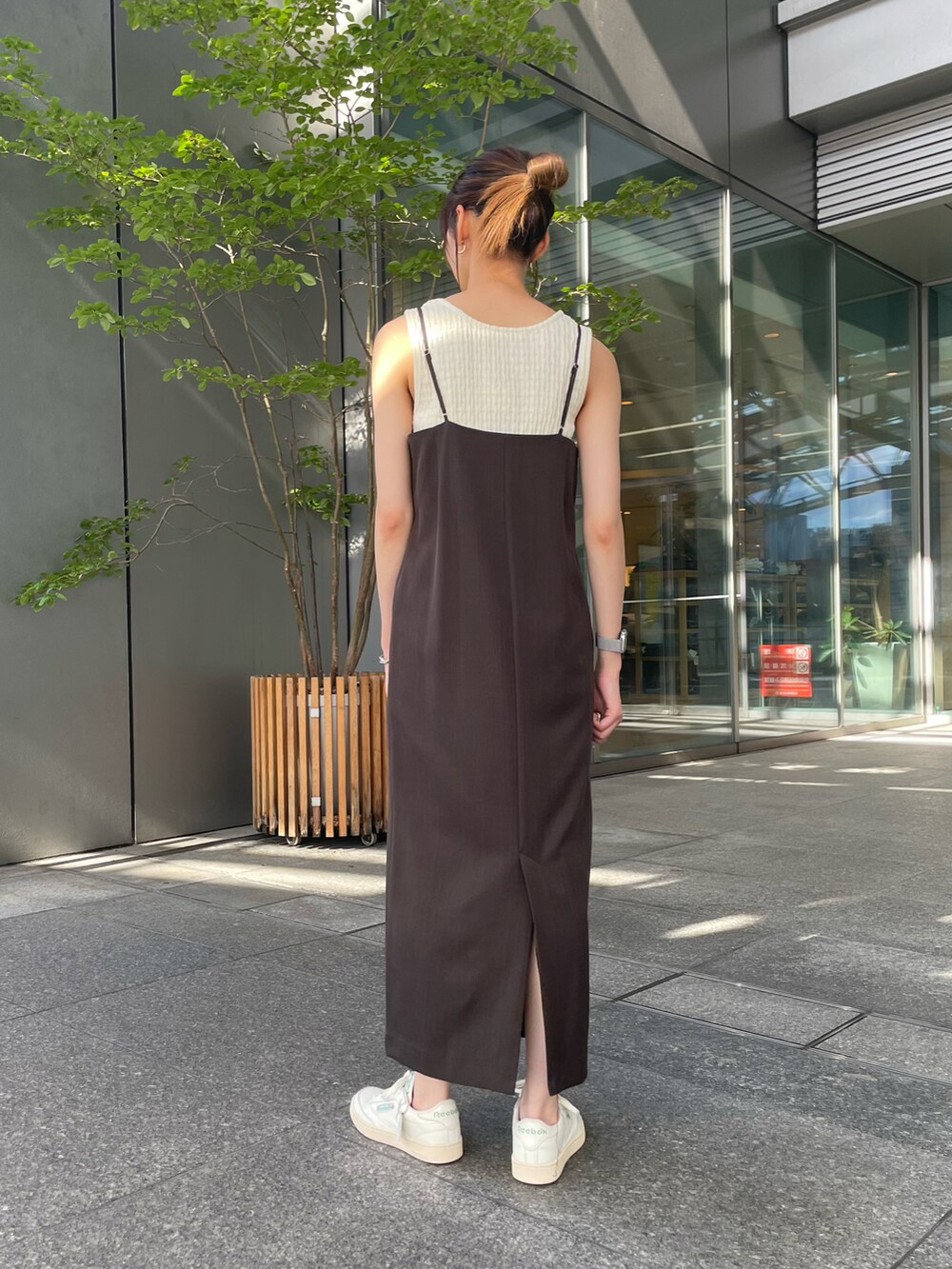 ホワイト系のタンクトップ、グレー系のワンピース、ホワイト系のスニーカーを着用したレディースの夏コーディネートの3枚目の写真