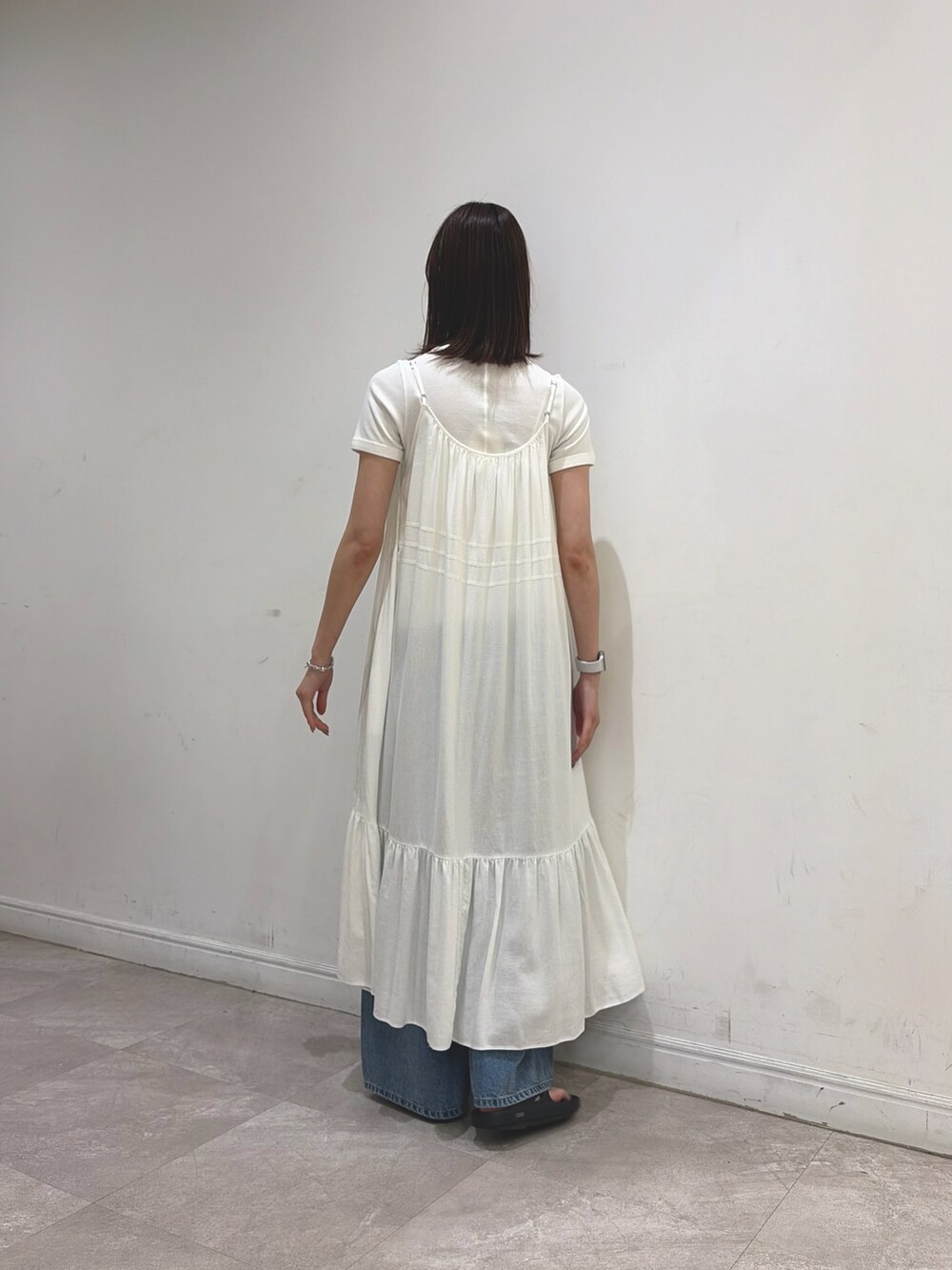ベージュ系のその他アウター、ホワイト系のTシャツ/カットソー、ホワイト系のワンピースを着用したレディースの夏コーディネートの5枚目の写真