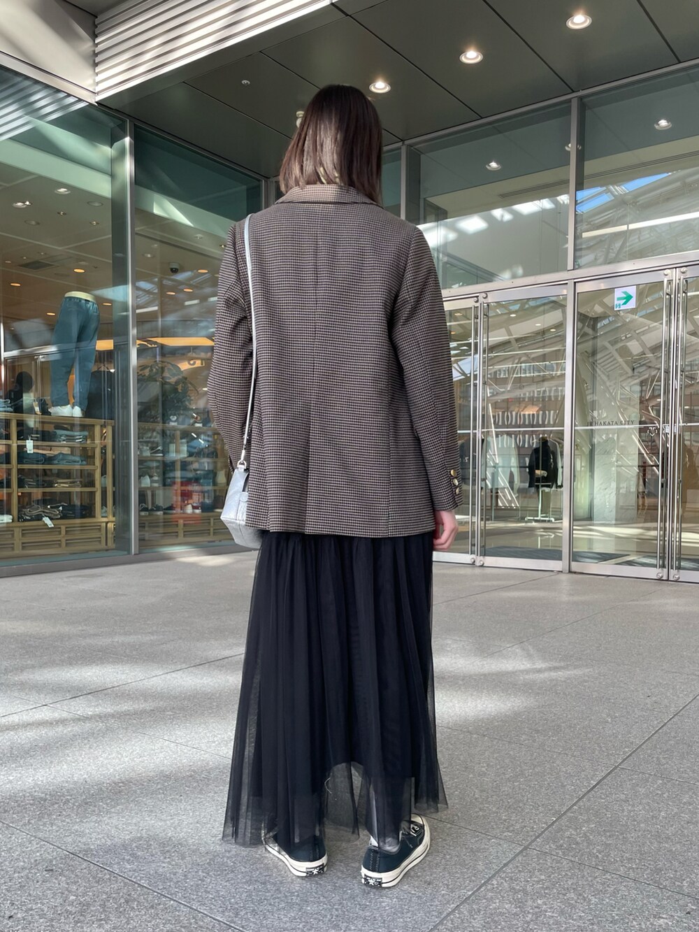 その他のその他アウター、グリーン系のTシャツ/カットソー、ブラック系のスカートを着用したレディースの冬コーディネートの2枚目の写真
