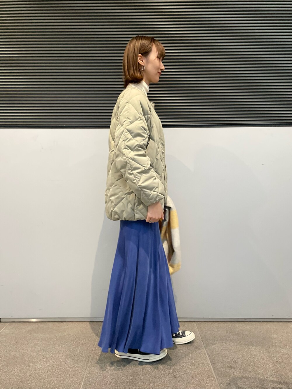 「休日スタイル、クリスマスに着たい服、シンプルコーデ、ダウンジャケット、ビッグシルエット、マフラーぐるぐる、マイベストコーデ2021、キルティング、キルティングコート、フレアスカート、チェック柄に恋してる、コンバース」｜「URBAN RESEARCHのコクーンキルティングダウン（ダウンジャケット/コート、グリーン系）」を使った、momokaさん（レディース・164cm）の冬コーディネートの4枚目の写真
