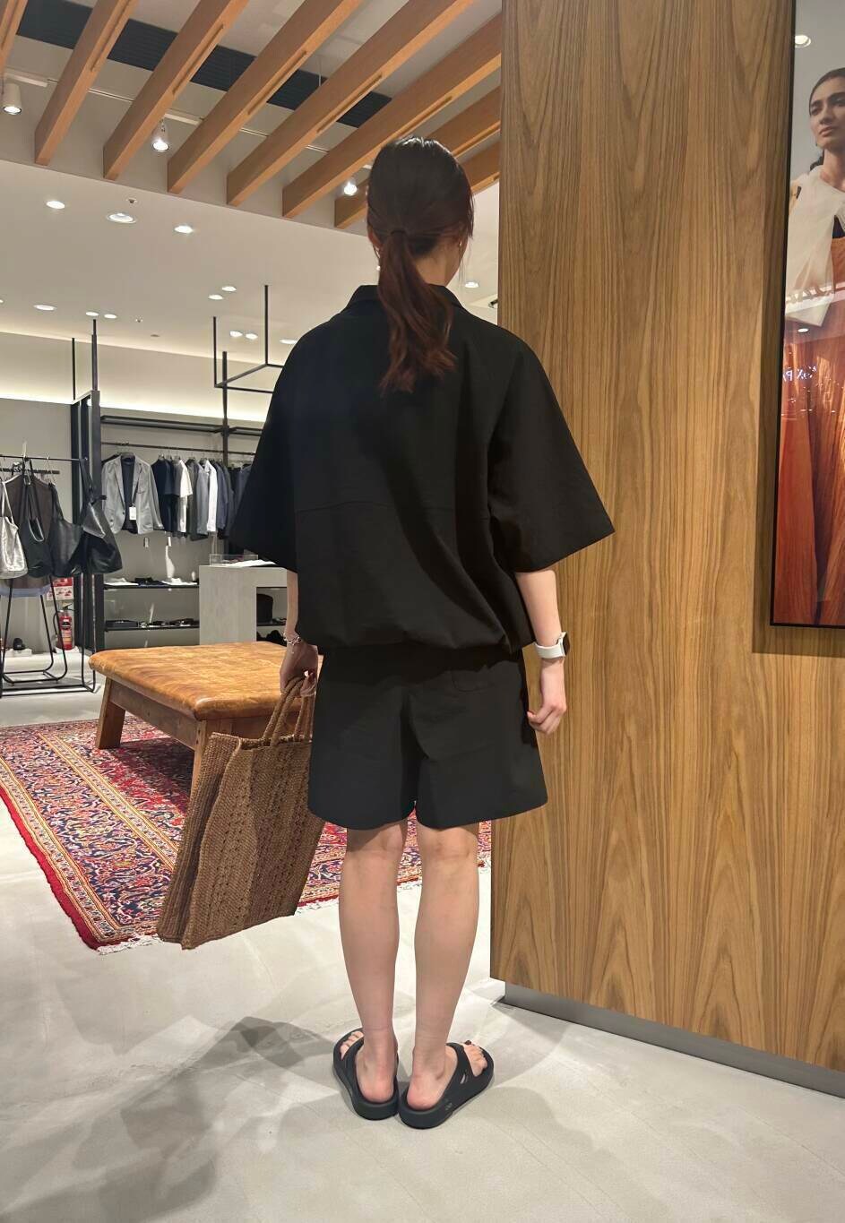 ブラック系のサンダル、ブラック系のTシャツ/カットソー、ブラック系のその他パンツを着用したレディースの春コーディネートの3枚目の写真