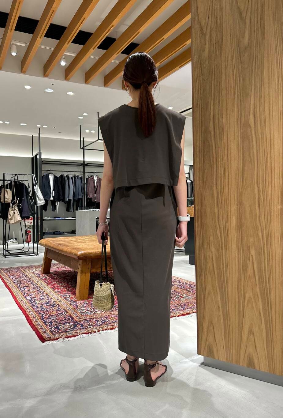 ベージュ系のその他アウター、ブラウン系のサンダル、ブルー系のワンピースを着用したレディースの夏コーディネートの2枚目の写真