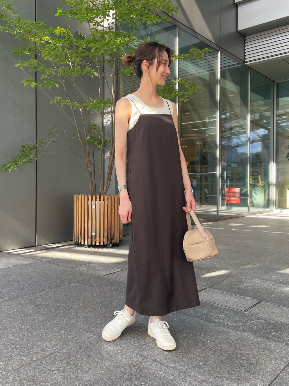 ホワイト系のタンクトップ、グレー系のワンピース、ホワイト系のスニーカーを着用したレディースの夏コーディネートの2枚目の写真