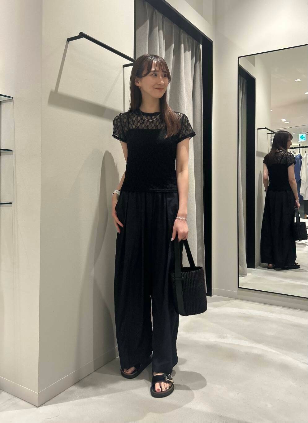 ブラック系のその他パンツ、ブラック系のかごバッグ、ブラック系のサンダルを着用したレディースの夏コーディネートの4枚目の写真