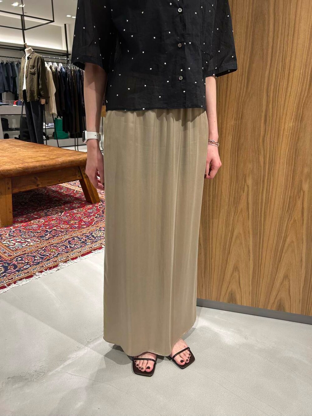 ブラック系のシャツ/ブラウス、ブラウン系のサンダル、ベージュ系のスカートを着用したレディースの春コーディネートの4枚目の写真
