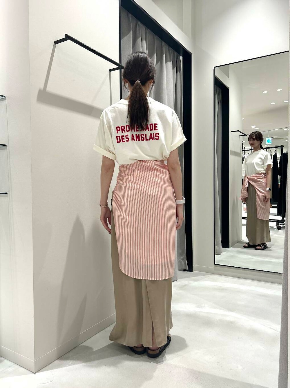レッド系のシャツ/ブラウス、ベージュ系のスカート、ブラック系のサンダルを着用したレディースの夏コーディネートの3枚目の写真
