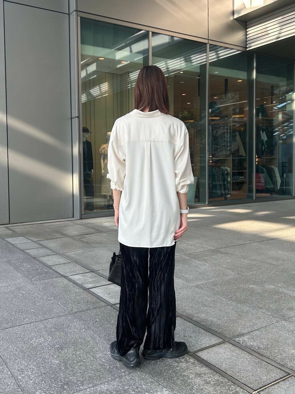 ホワイト系のシャツ/ブラウス、ブラック系のショルダーバッグ、ブラック系のその他パンツを着用したレディースの秋コーディネートの4枚目の写真