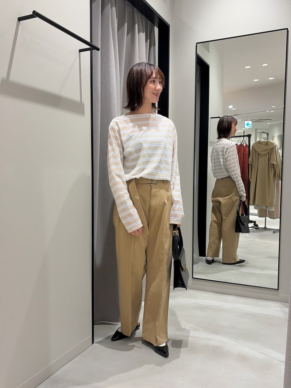 ベージュ系のその他パンツ、ベージュ系のTシャツ/カットソー、ブラック系のパンプスを着用したレディースの春コーディネートの3枚目の写真