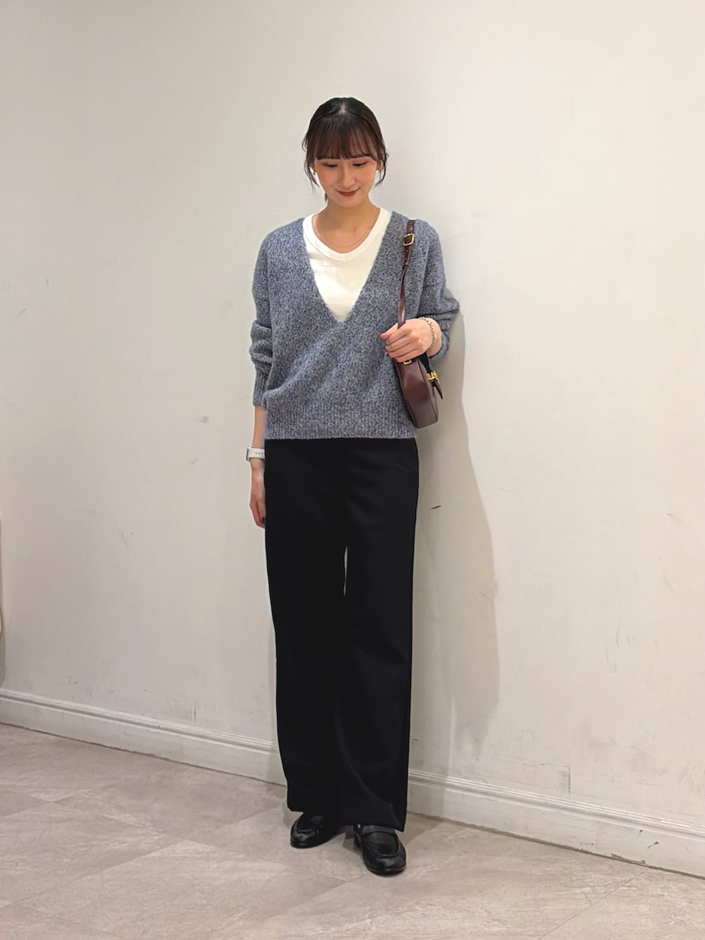ホワイト系のタンクトップ、ブルー系のその他パンツ、ブルー系のニット/セーターを着用したレディースの秋コーディネートの2枚目の写真