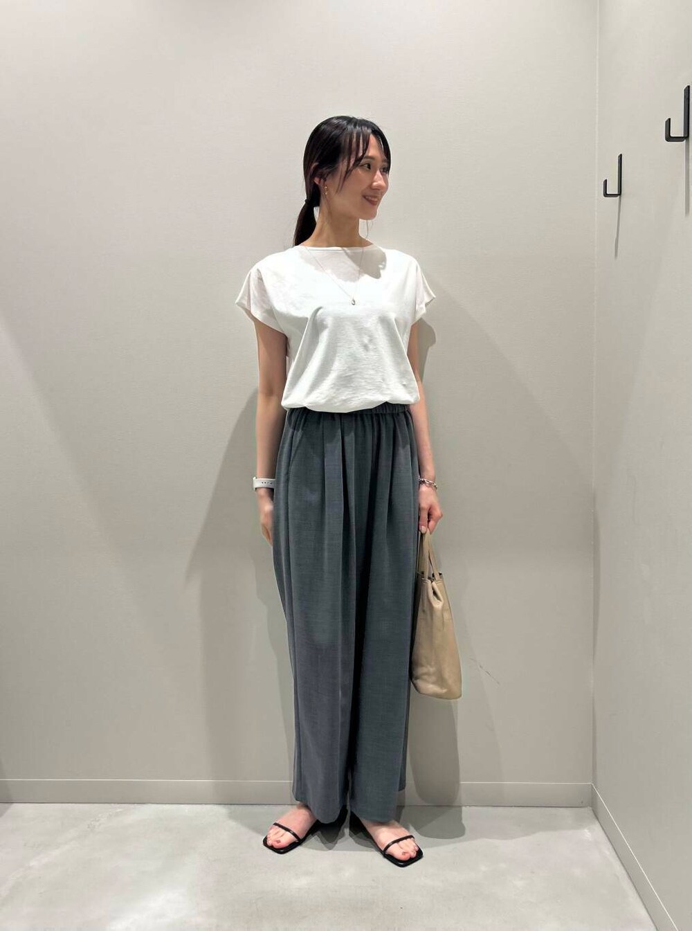 グレー系のその他パンツ、ブラック系のその他アウター、ブラック系のサンダルを着用したレディースの夏コーディネートの3枚目の写真