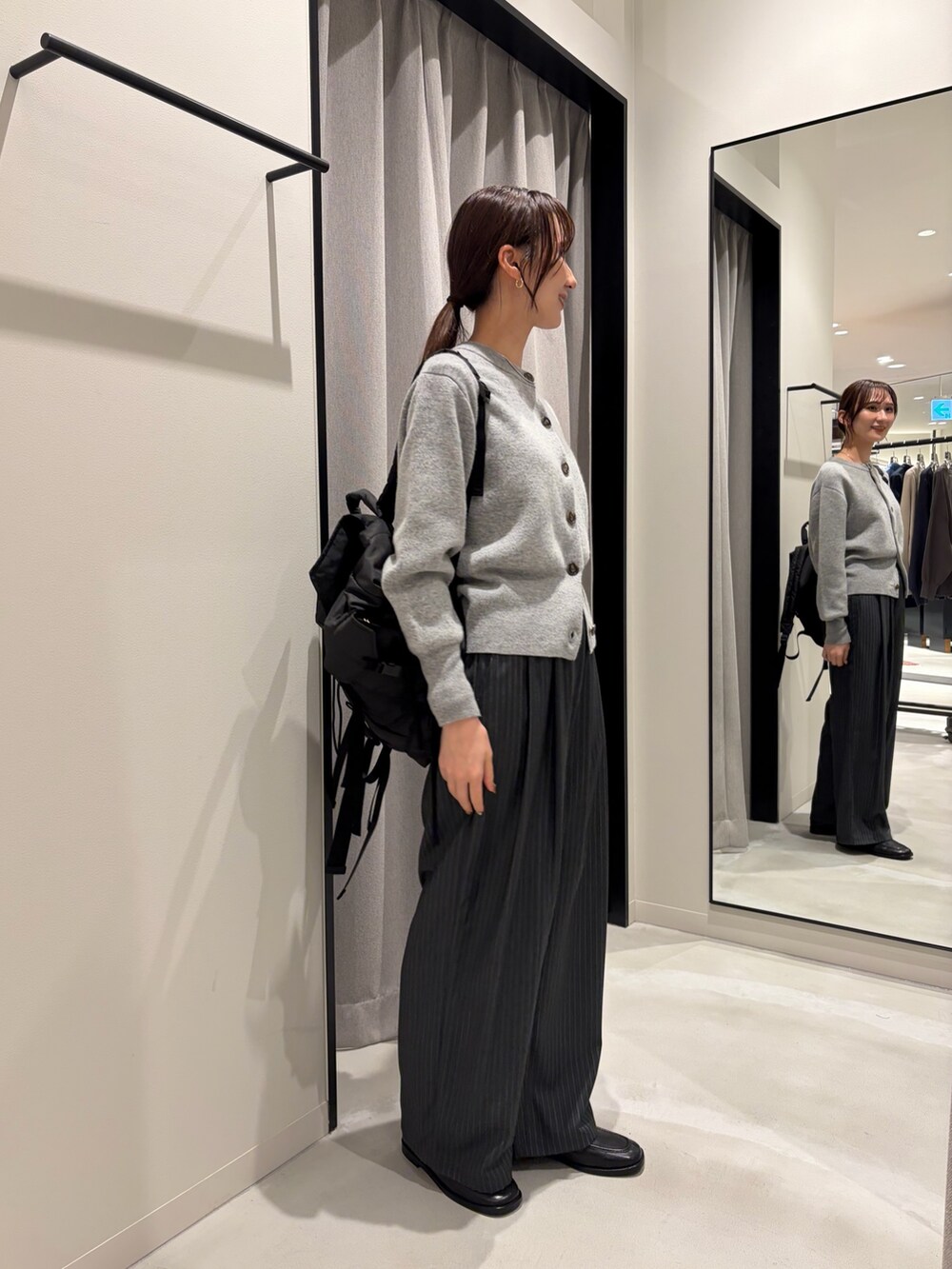 グレー系のカーディガン/ボレロ、その他のその他パンツ、ブラック系のバックパック/リュックを着用したレディースの秋コーディネートの3枚目の写真