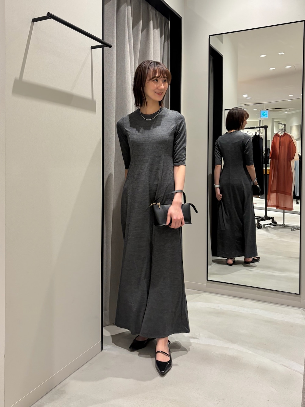 ブラック系のその他アウター、ブラック系のハンドバッグ、ブラック系のパンプスを着用したレディースの冬コーディネートの4枚目の写真