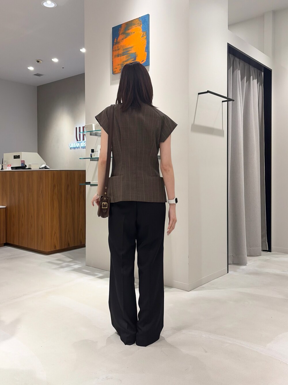 ブラウン系のショルダーバッグ、ブラック系のその他パンツ、ブラック系のローファーを着用したレディースの秋コーディネートの3枚目の写真