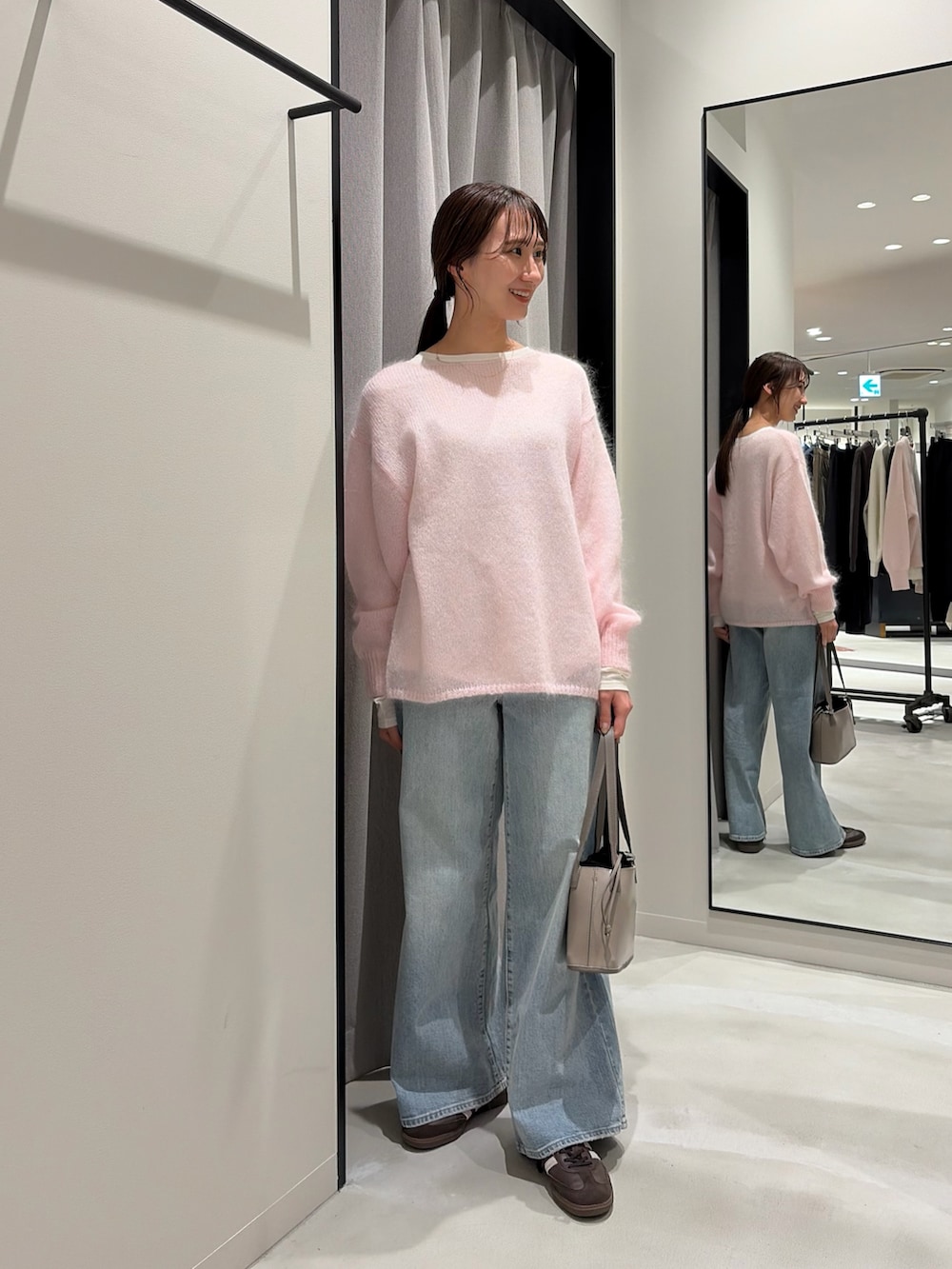 ピンク系のニット/セーター、ホワイト系のTシャツ/カットソー、ブラウン系のスニーカーを着用したレディースの秋コーディネートの2枚目の写真