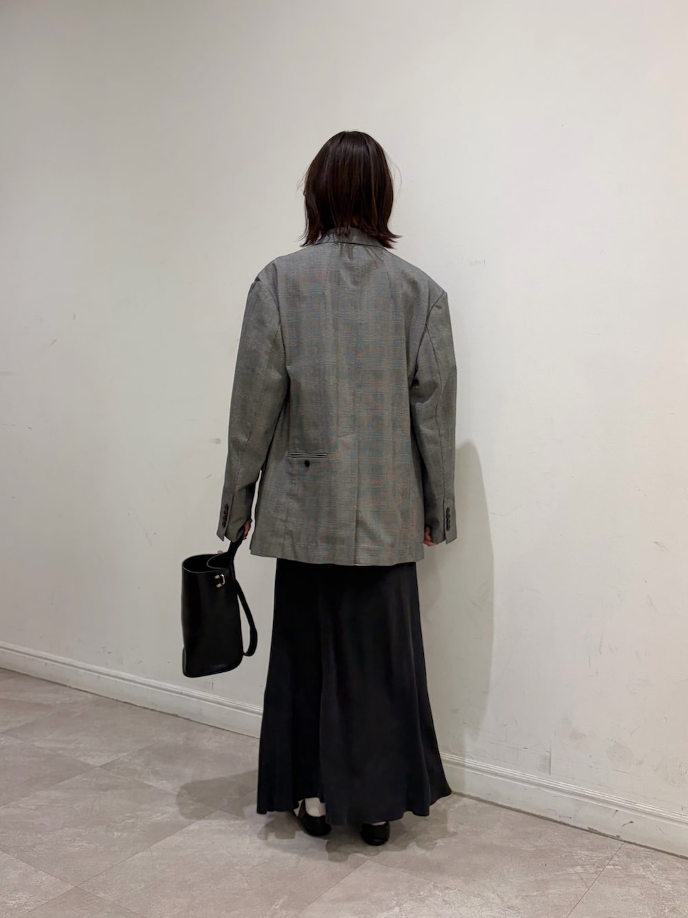 その他のその他アウター、ホワイト系のシャツ/ブラウス、ブラック系のスカートを着用したレディースの春コーディネートの3枚目の写真