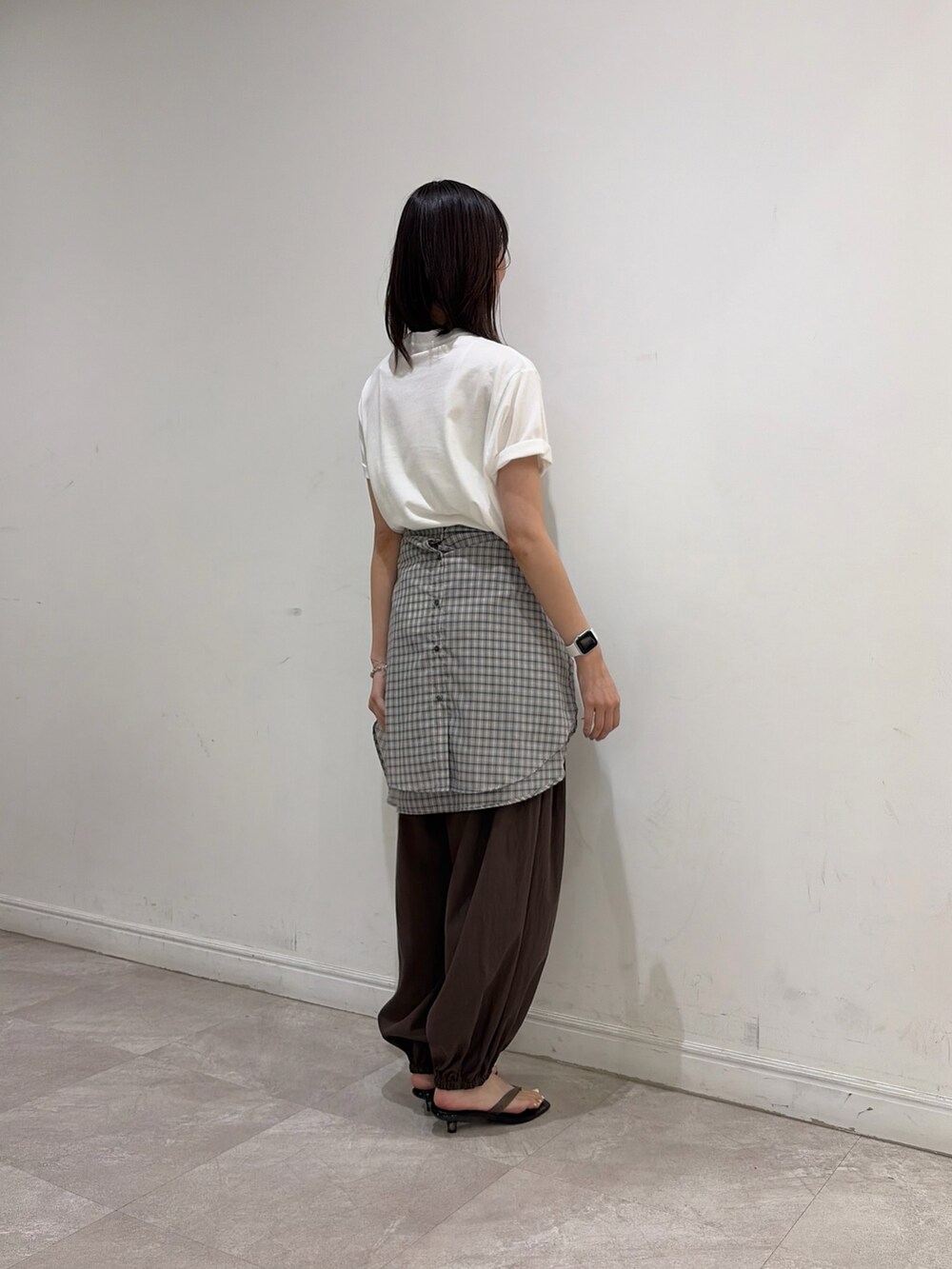 ブラウン系のその他パンツ、ブラック系のサンダル、ベージュ系のシャツ/ブラウスを着用したレディースの夏コーディネートの3枚目の写真