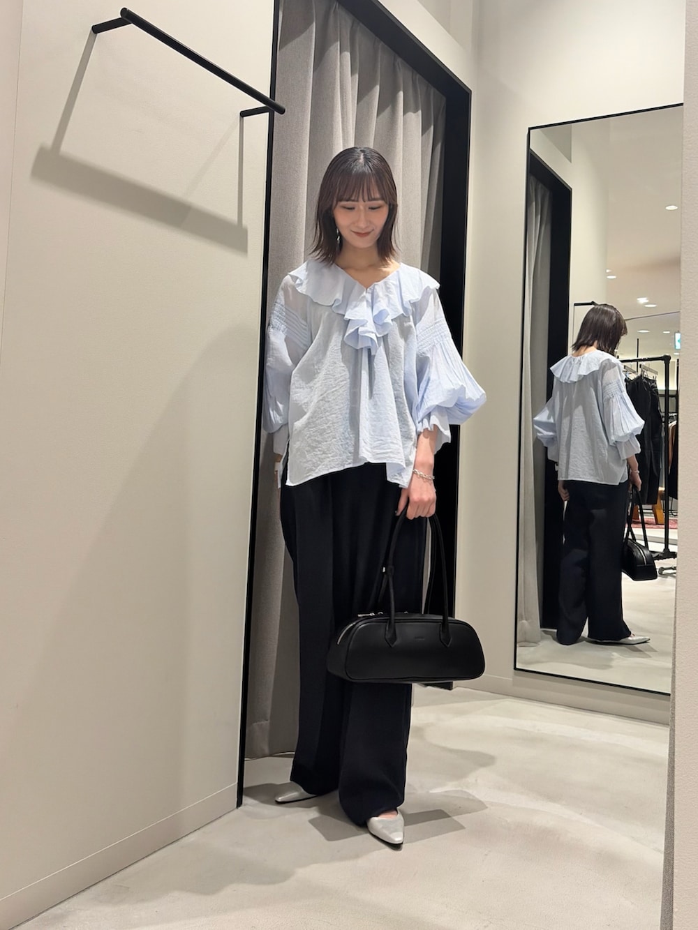 ブルー系のシャツ/ブラウス、シルバー系のパンプス、ブルー系のその他パンツを着用したレディースの春コーディネートの2枚目の写真