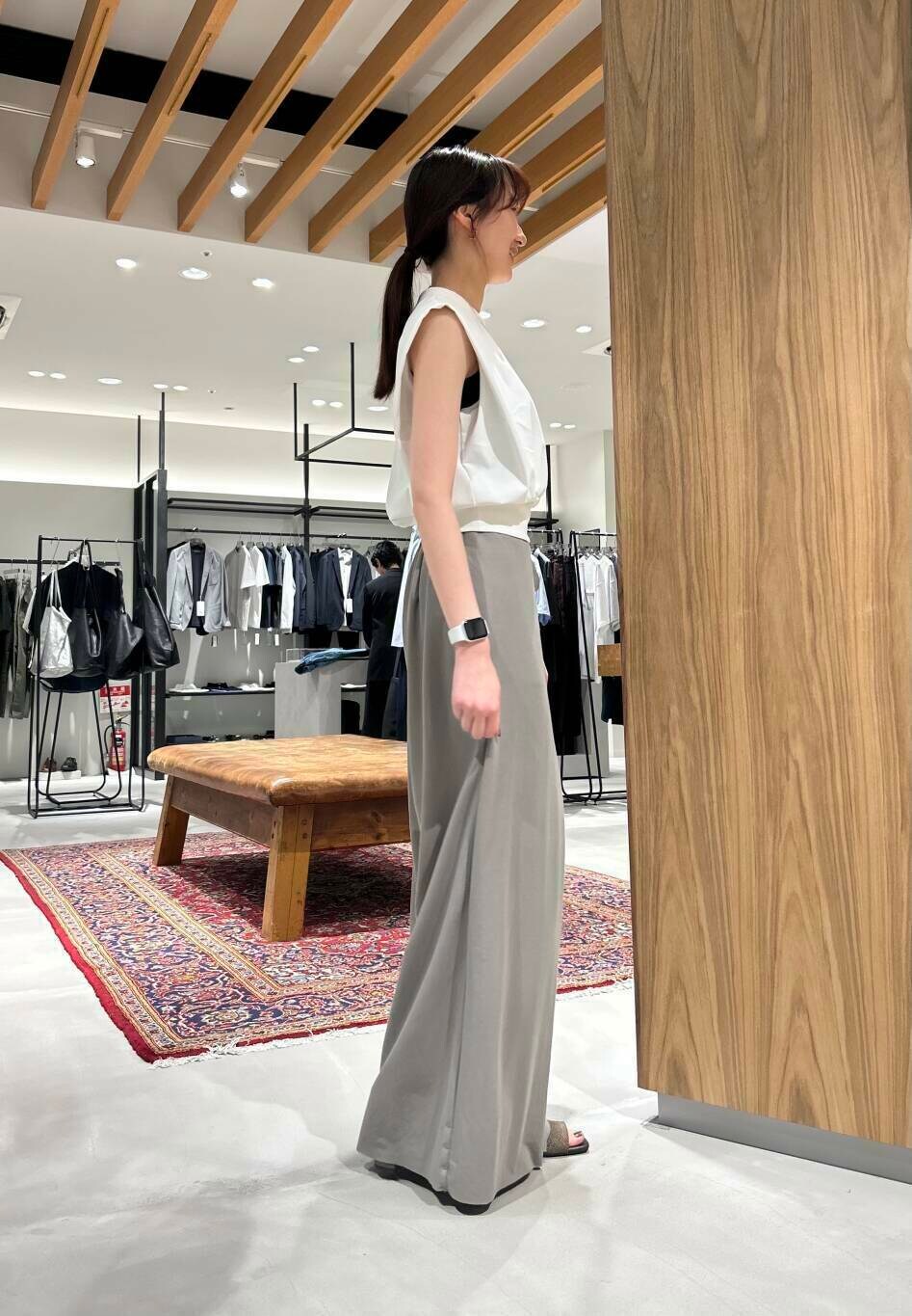 ホワイト系のTシャツ/カットソー、グレー系のその他パンツ、ブラウン系のサンダルを着用したレディースの夏コーディネートの3枚目の写真