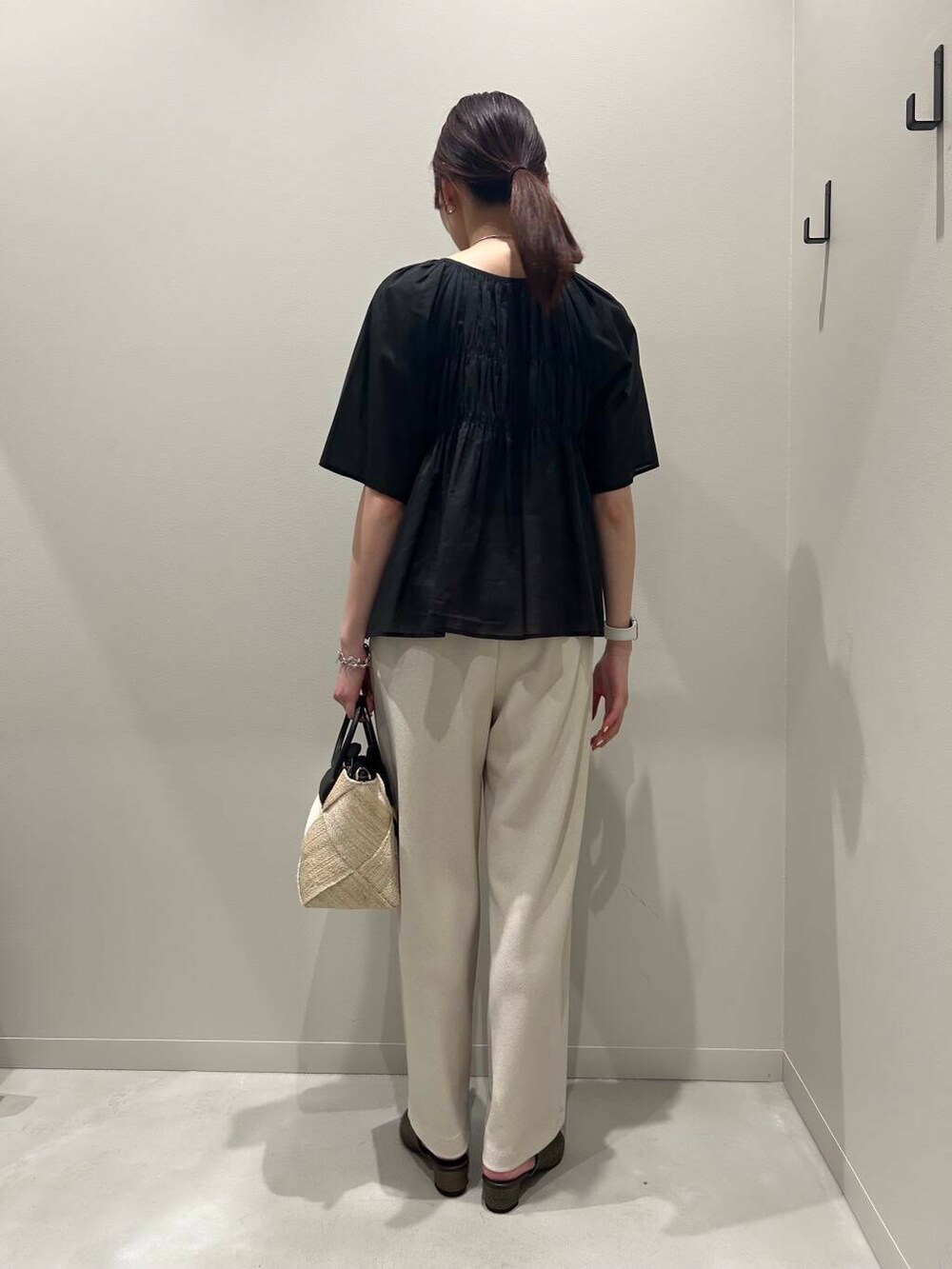 ベージュ系のショルダーバッグ、ブラウン系のサンダル、ベージュ系のその他パンツを着用したレディースの春コーディネートの3枚目の写真