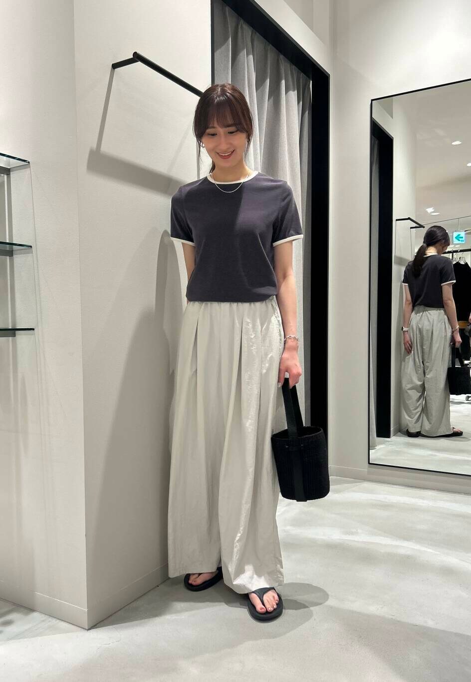 ブラック系のサンダル、グレー系のその他パンツ、ブラック系のかごバッグを着用したレディースの夏コーディネートの2枚目の写真