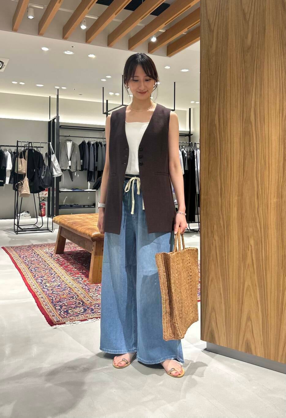 「大人カジュアル、デニム、ベスト、イージーパンツ、デートコーデ、きれいめカジュアル、カジュアルコーデ、URBANRESEARCH、シンプルコーデ、サンダル、トートバッグ、レイヤードスタイル、夏コーデ、休日スタイル、サンダルコーデ」|「URBAN RESEARCHのスクエアネックタンクトップ(タンクトップ、ホワイト系)」を使った、momokaさん(レディース・164cm)の夏コーディネートの2枚目の写真