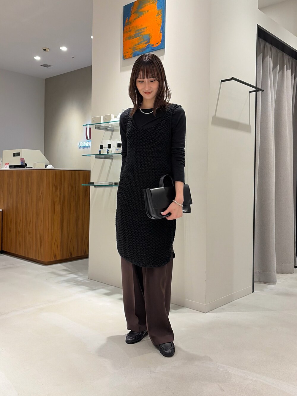 ブラウン系のその他パンツ、ブラック系のローファー、ブラック系のハンドバッグを着用したレディースの夏コーディネートの2枚目の写真