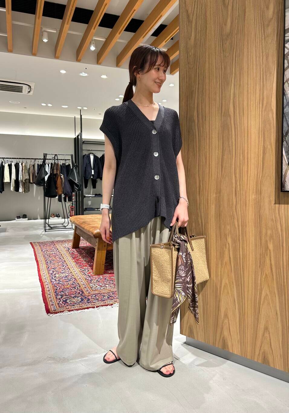 ベージュ系のその他パンツ、ブラック系のサンダル、ブラウン系のバンダナ/スカーフを着用したレディースの夏コーディネートの2枚目の写真