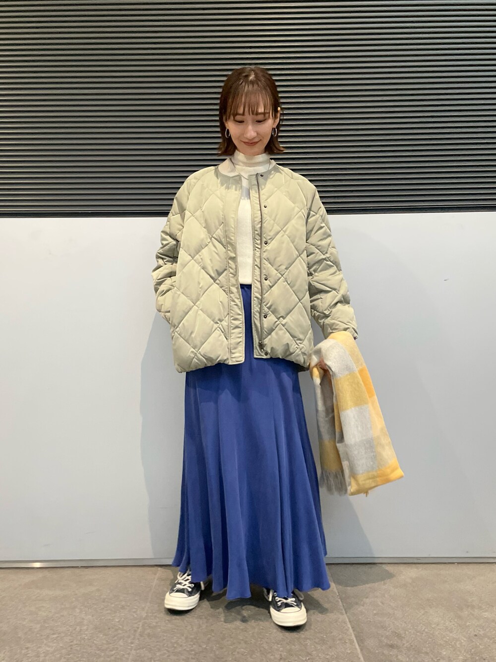 「休日スタイル、クリスマスに着たい服、シンプルコーデ、ダウンジャケット、ビッグシルエット、マフラーぐるぐる、マイベストコーデ2021、キルティング、キルティングコート、フレアスカート、チェック柄に恋してる、コンバース」｜「URBAN RESEARCHのコクーンキルティングダウン（ダウンジャケット/コート、グリーン系）」を使った、momokaさん（レディース・164cm）の冬コーディネートの3枚目の写真