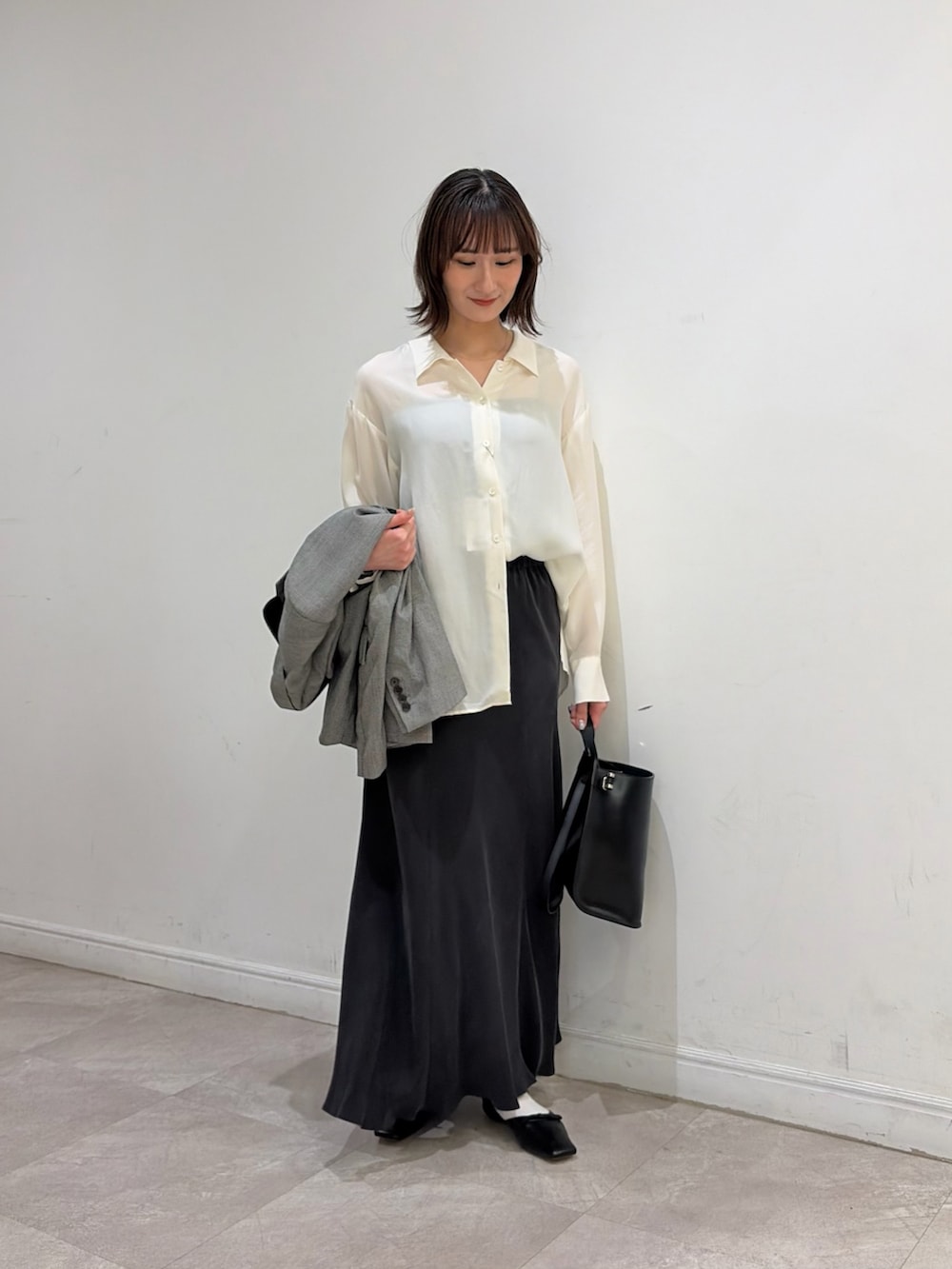 その他のその他アウター、ホワイト系のシャツ/ブラウス、ブラック系のスカートを着用したレディースの春コーディネートの4枚目の写真