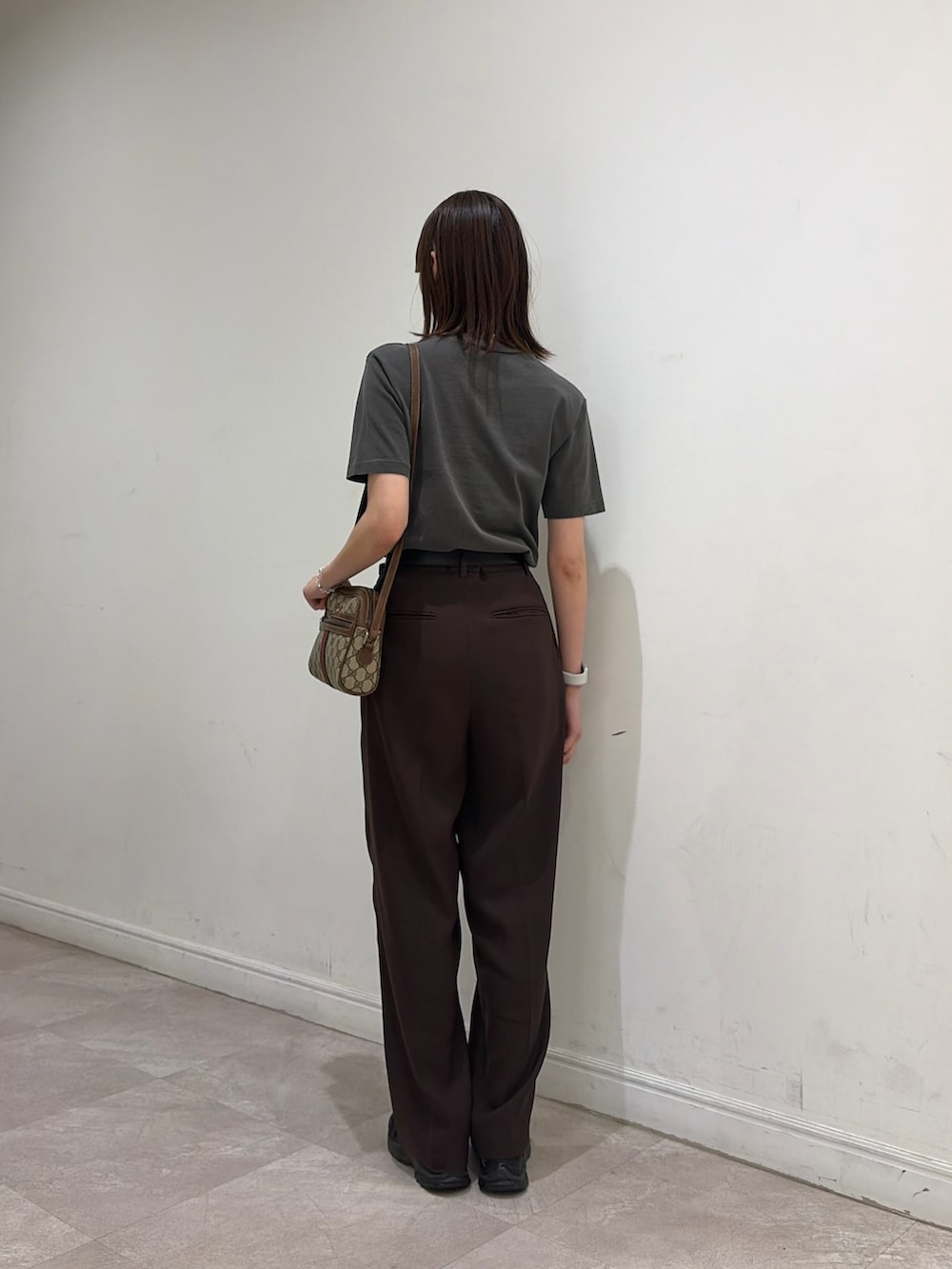グレー系のTシャツ/カットソー、ブラウン系のその他パンツ、ホワイト系のその他アウターを着用したレディースの夏コーディネートの4枚目の写真