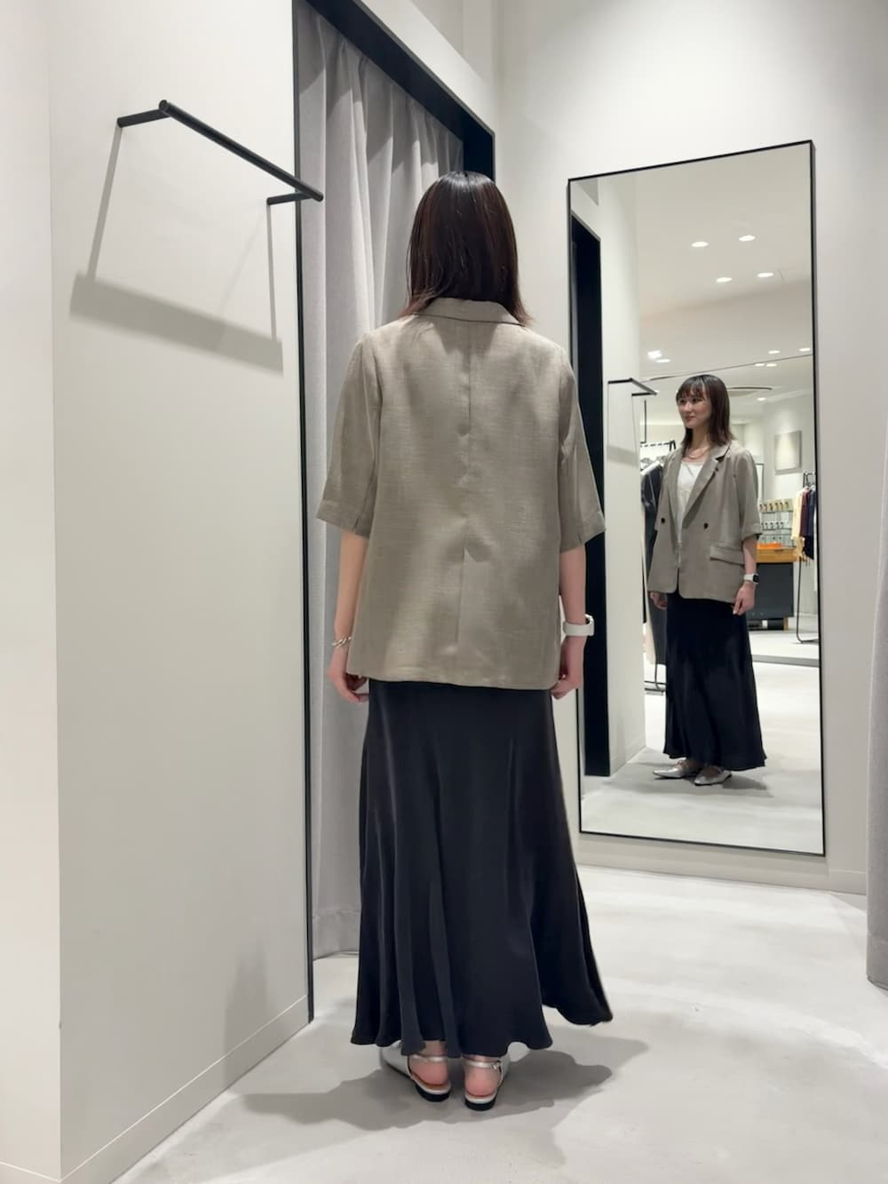 ベージュ系のその他アウター、グレー系のスカート、シルバー系のパンプスを着用したレディースの春コーディネートの3枚目の写真