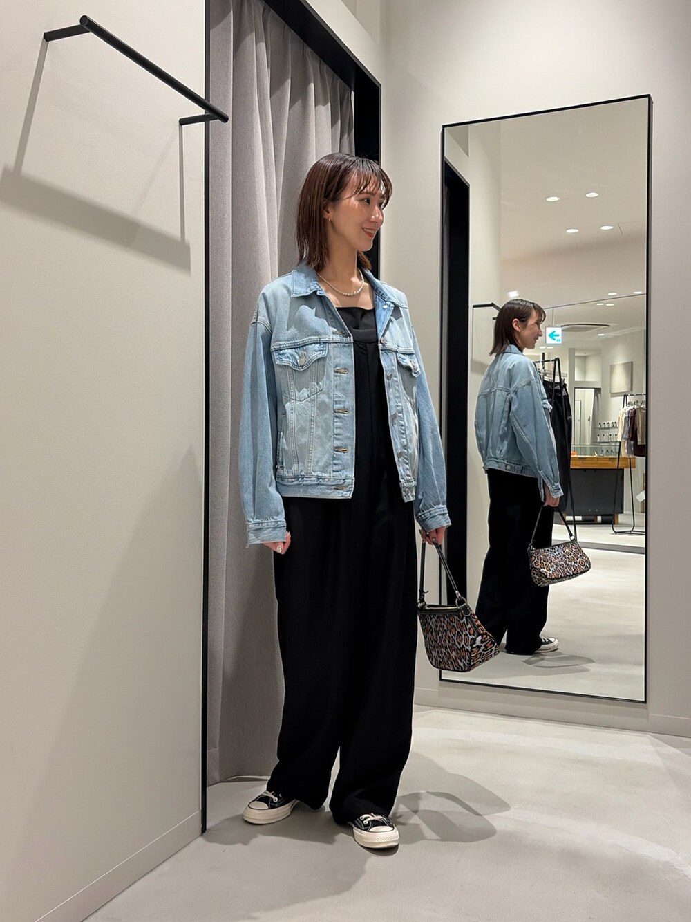 ブラック系のその他パンツ、その他のトートバッグ、ブルー系のデニムジャケットを着用したレディースの春コーディネートの3枚目の写真