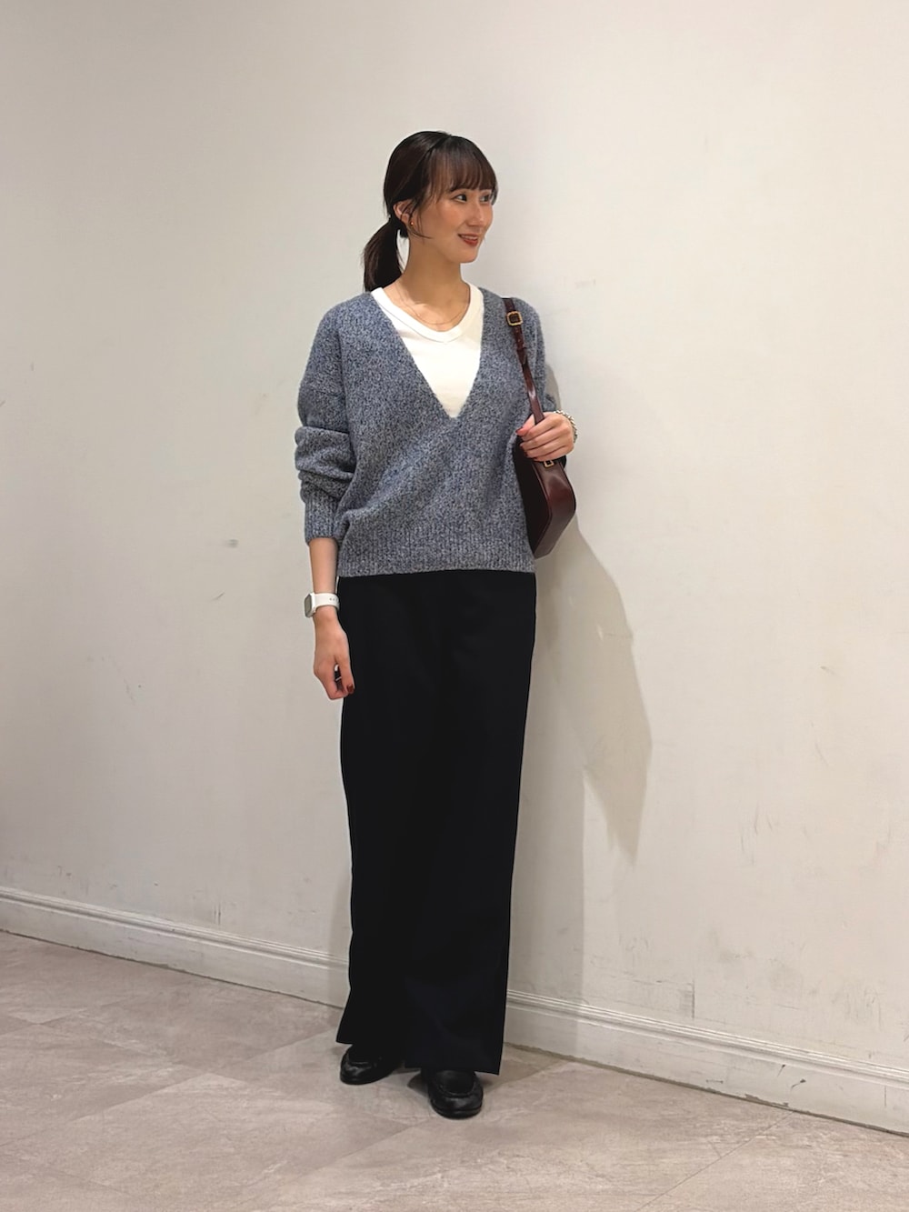 ホワイト系のタンクトップ、ブルー系のその他パンツ、ブルー系のニット/セーターを着用したレディースの秋コーディネートの3枚目の写真