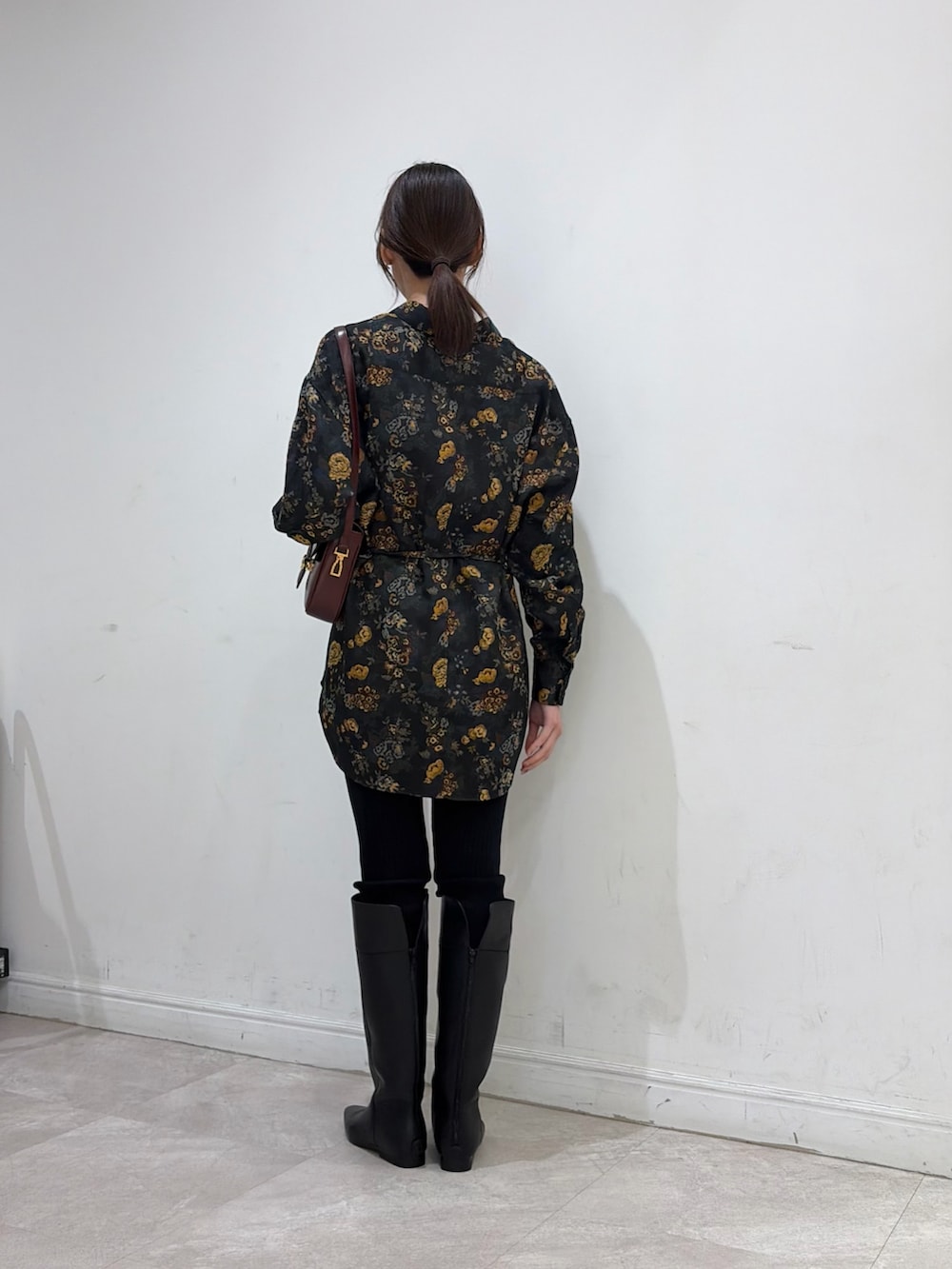 ブラック系のその他パンツ、ブラック系のブーツ、その他のシャツ/ブラウスを着用したレディースの秋コーディネートの3枚目の写真