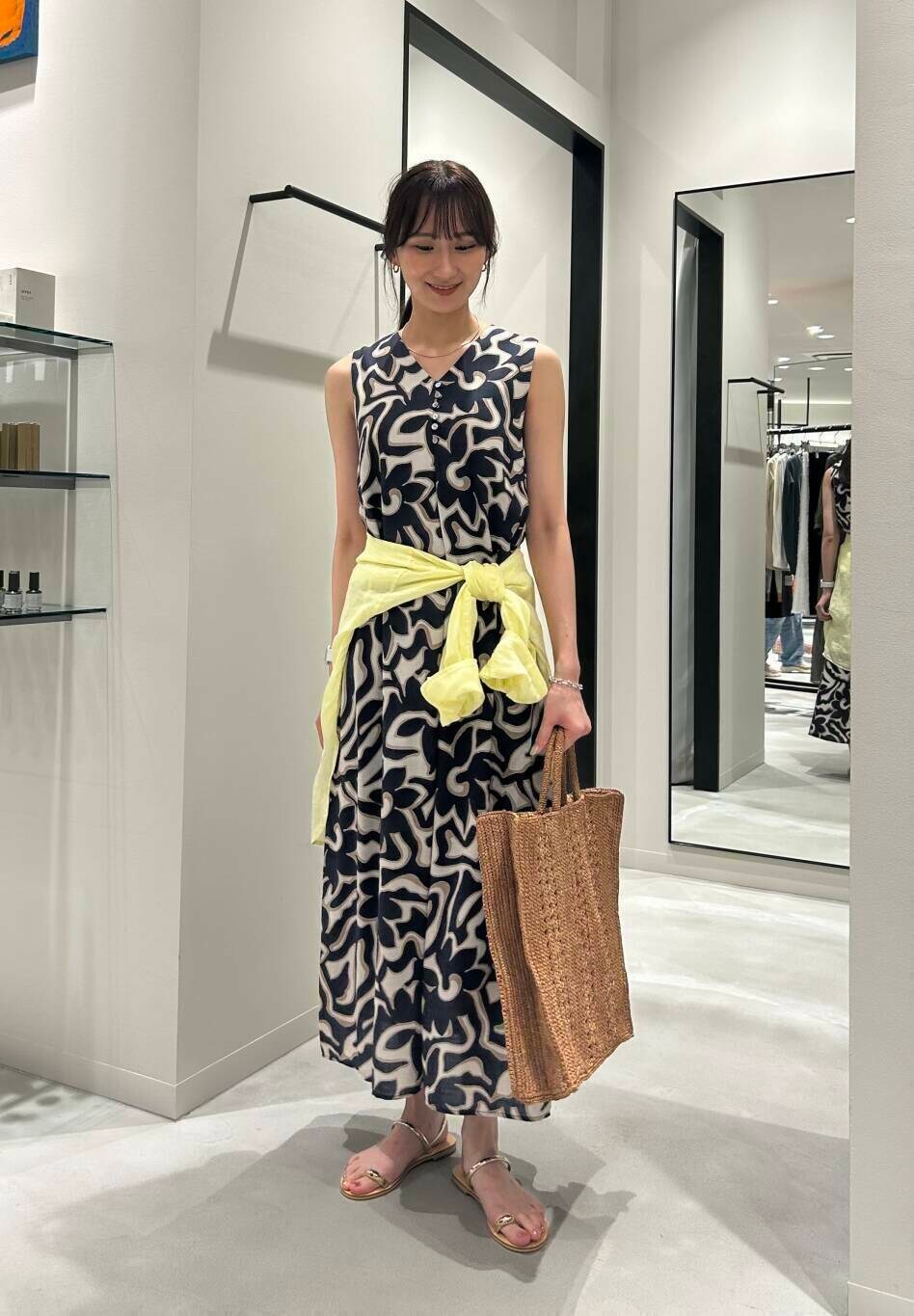 イエロー系のシャツ/ブラウス、ゴールド系のサンダルを着用したレディースの夏コーディネートの2枚目の写真