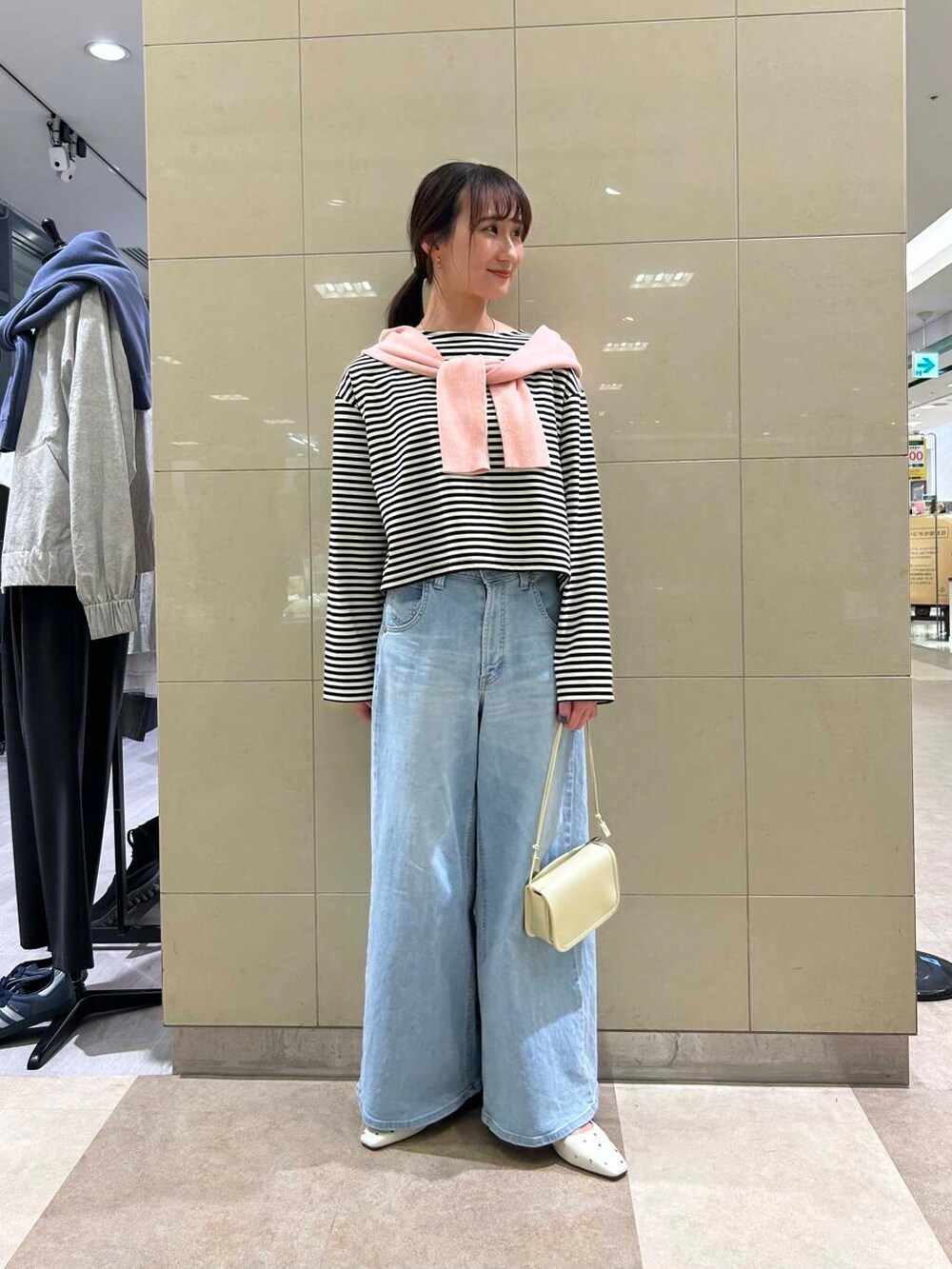 「大人カジュアル、デニム、カジュアルコーデ、ボーダー、春コーデ、ワイドデニム、ショート丈カットソー、先取り春色トップスコーデ」|「ITTIの『別注』ITTI×URBAN RESEARCH MICHELLE ERRAND POUCH(ショルダーバッグ、ホワイト系)」を使った、momokaさん(レディース・164cm)の冬コーディネートの2枚目の写真