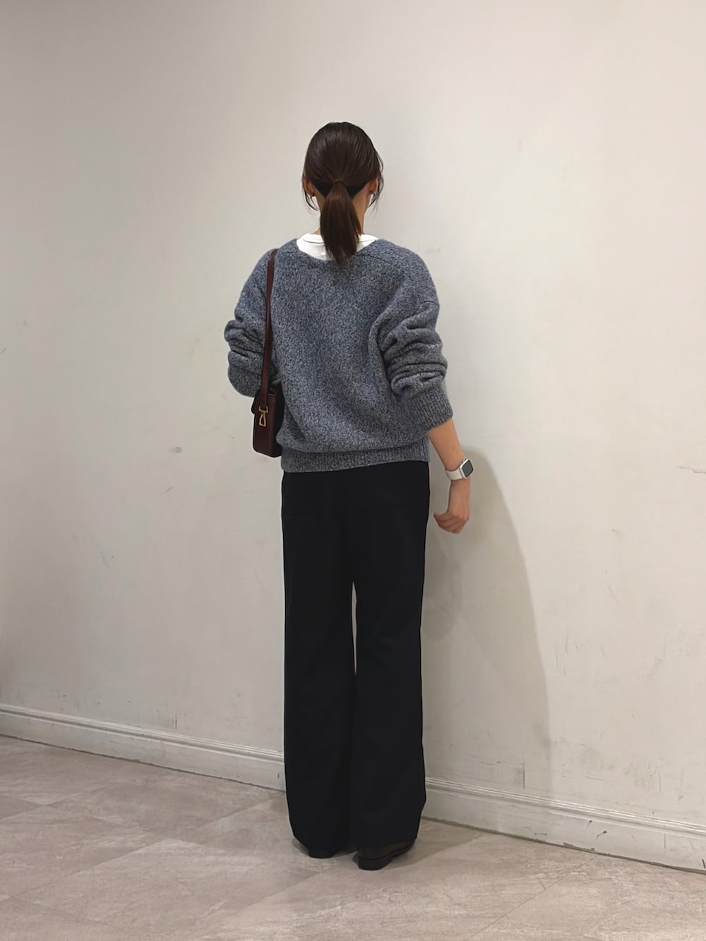 ホワイト系のタンクトップ、ブルー系のその他パンツ、ブルー系のニット/セーターを着用したレディースの秋コーディネートの5枚目の写真