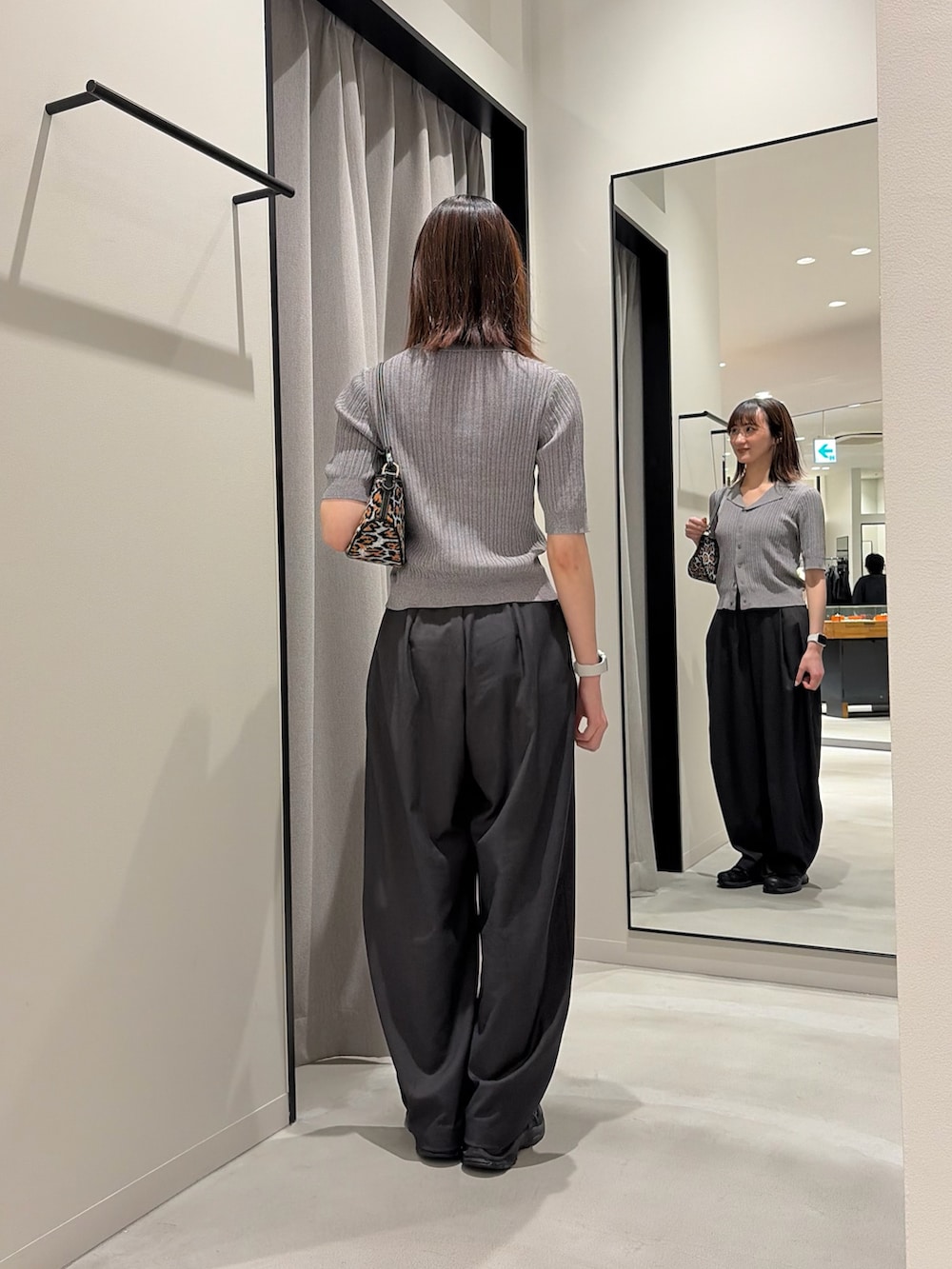 グレー系のニット/セーター、グレー系のその他パンツ、その他のショルダーバッグを着用したレディースの春コーディネートの2枚目の写真