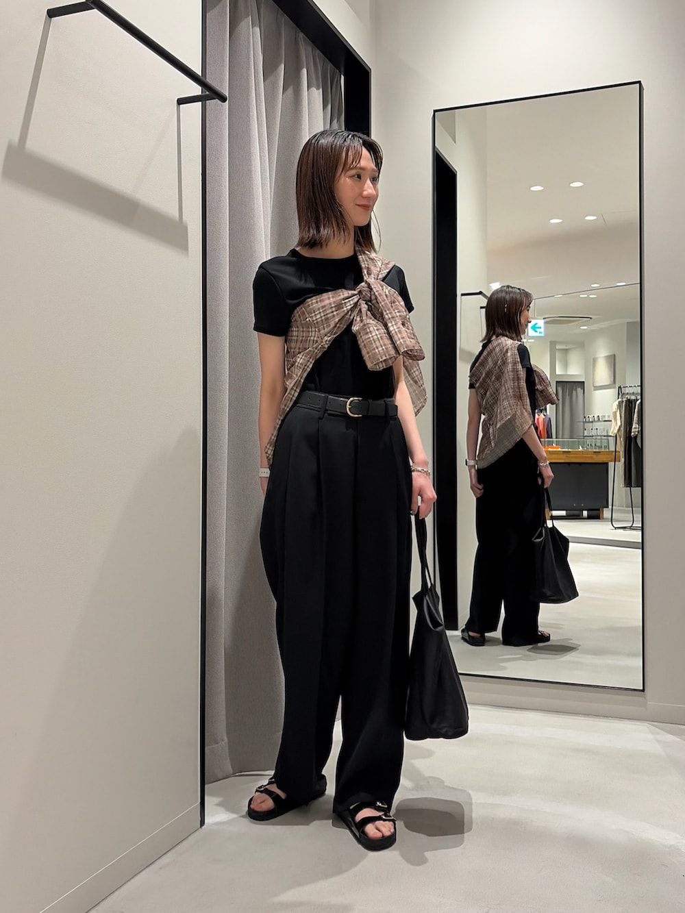 ブラック系のTシャツ/カットソー、ブラウン系のシャツ/ブラウス、ブラック系のその他パンツを着用したレディースの春コーディネートの2枚目の写真