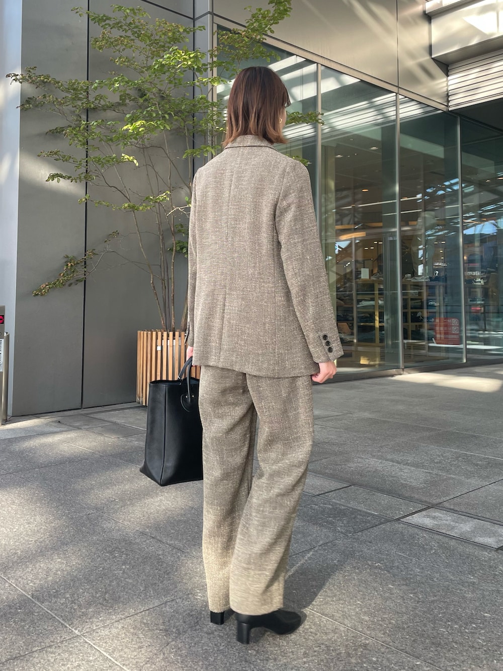 ベージュ系のテーラードジャケット、ベージュ系のその他パンツ、ホワイト系のニット/セーターを着用したレディースの秋コーディネートの2枚目の写真