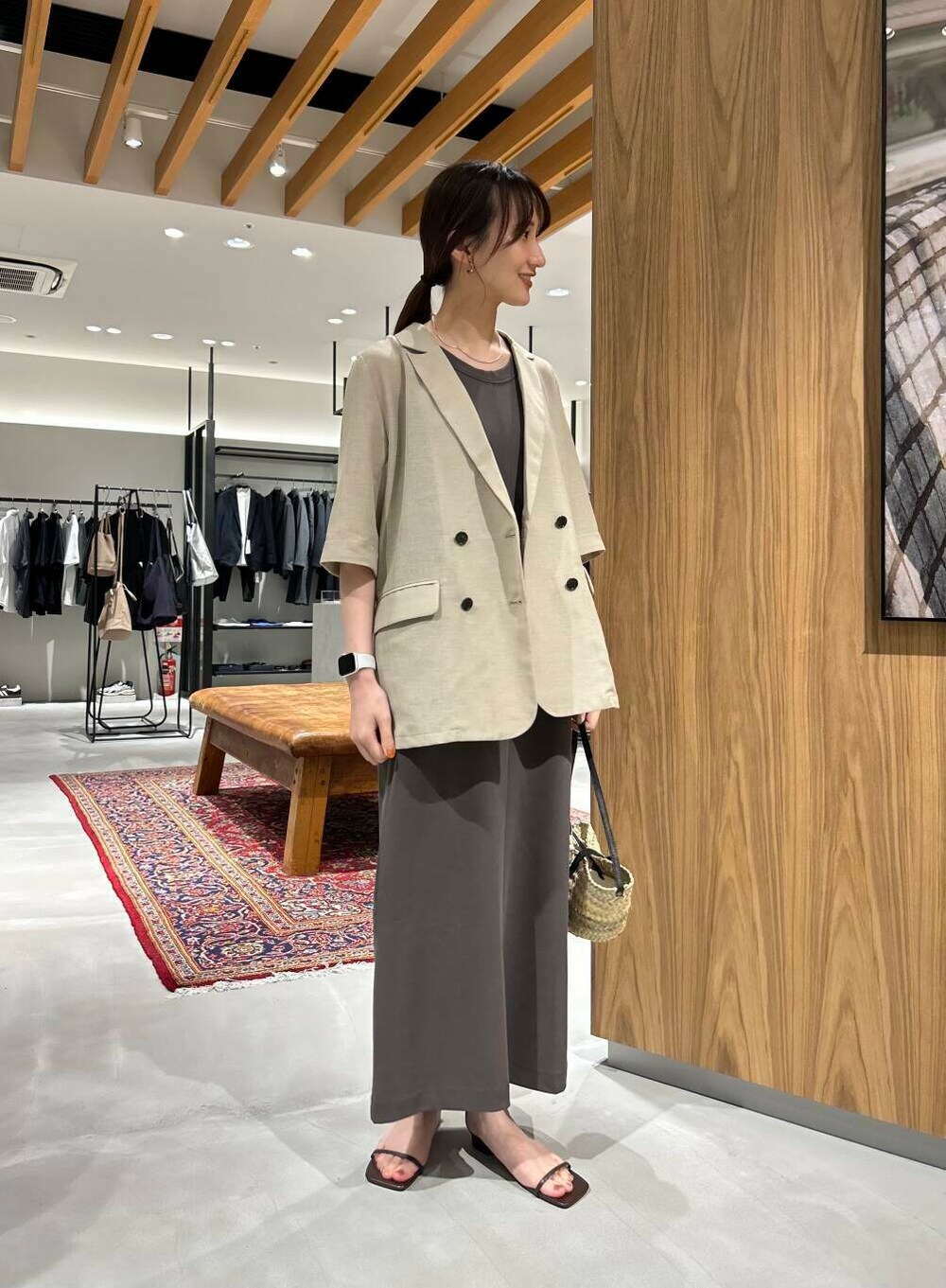 ベージュ系のその他アウター、ブラウン系のサンダル、ブルー系のワンピースを着用したレディースの夏コーディネートの3枚目の写真