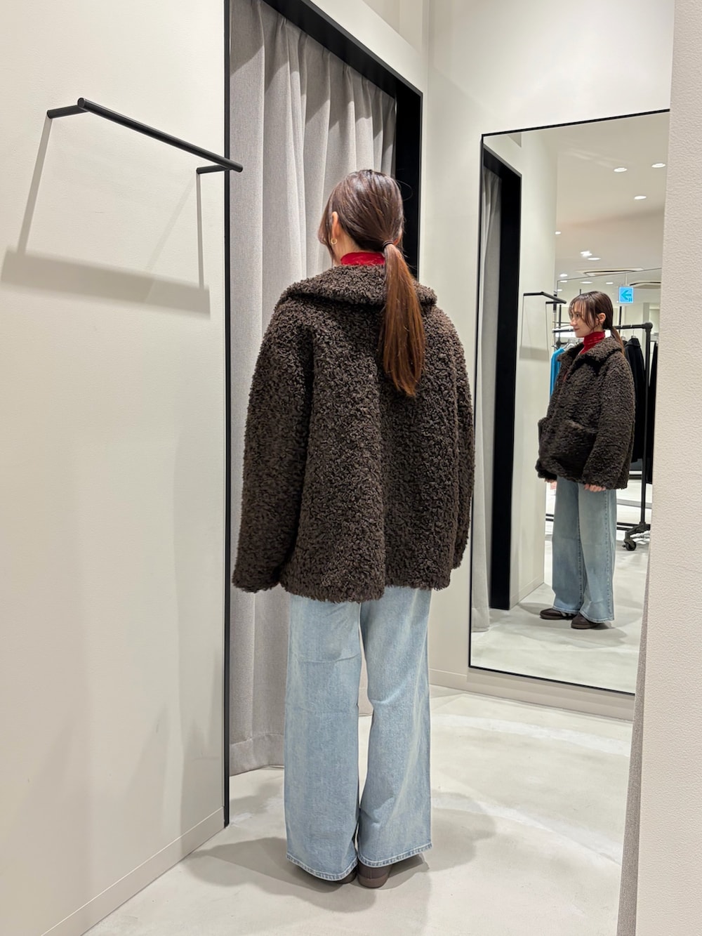 ブラウン系のその他アウター、ブルー系のデニムパンツ、ブラウン系のスニーカーを着用したレディースの秋コーディネートの4枚目の写真